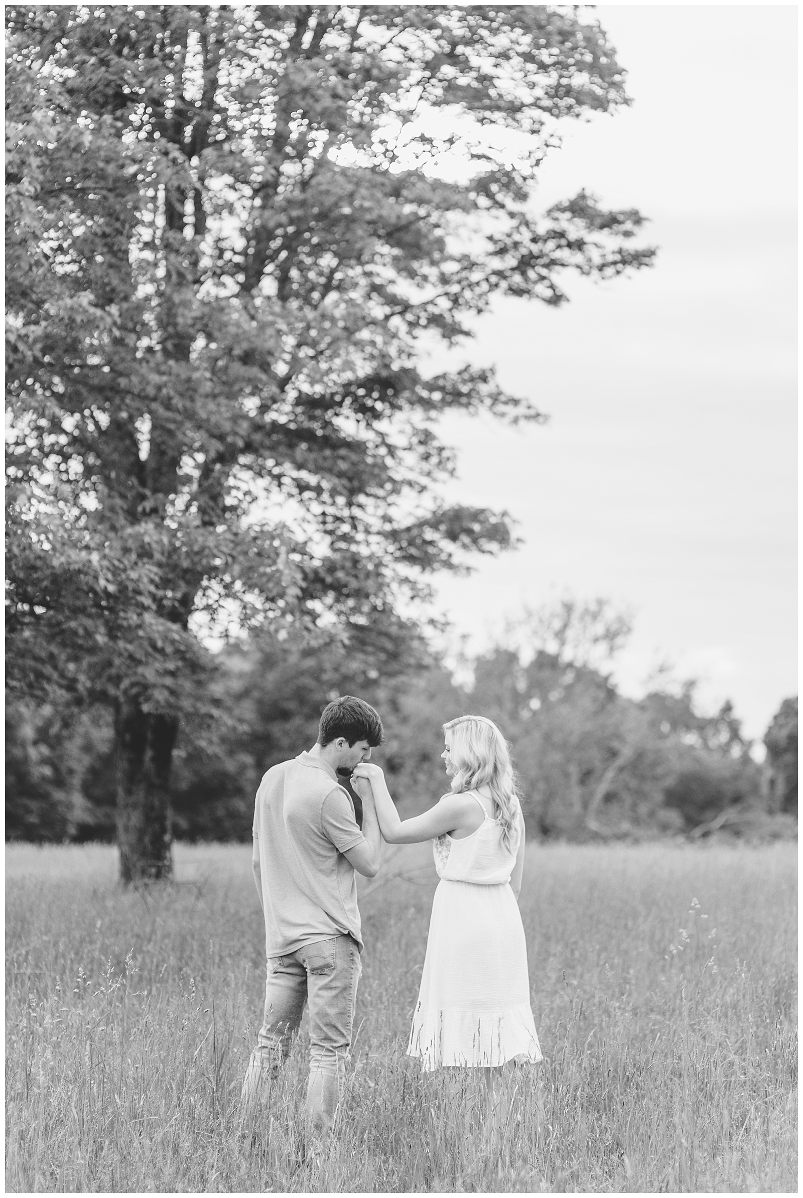 everleigh-photography-cincinnati-wedding-photographer-Taylor-and-braxton-louisville-engagement-session-15